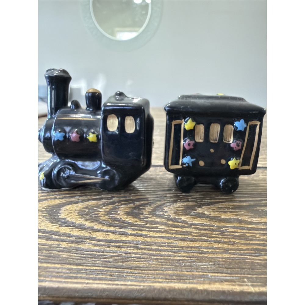 Salt and Pepper Shaker Set SHABBY CHIC VINTAGE TRAIN  USED IN GOOD CONDITION